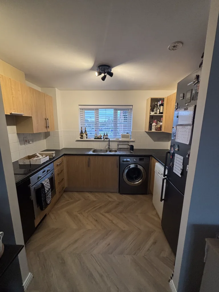 Newmarket kitchen before vinyl wrapping